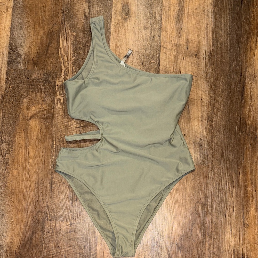 One piece Refuge swim size Large